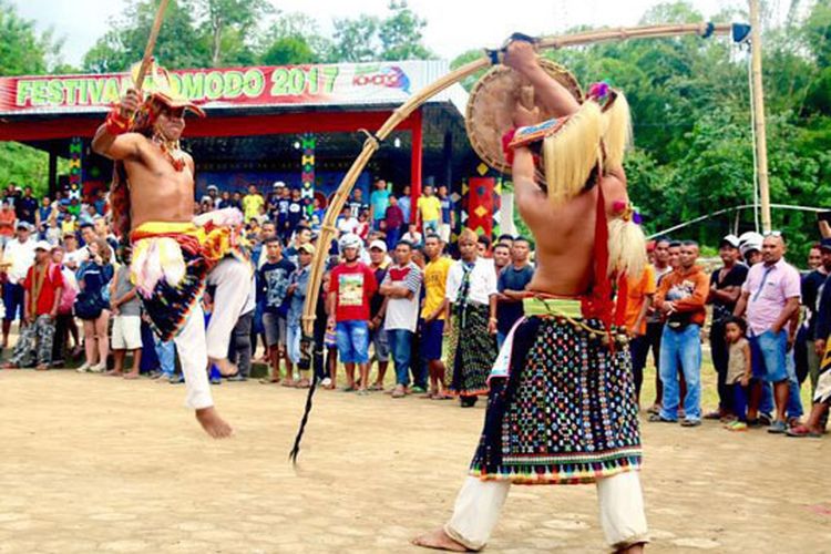 Tari Caci digelar di Lapangan Batu Cermin, Kabupaten Managgarai Barat, Nusa Tenggara Timur dalam rangkaian Festival Komodo 2017, Kamis (2/3/2017).