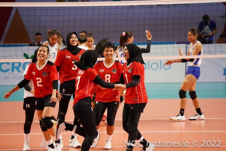 Skuad timnas voli putri Indonesia melakukan perayaan saat mencetak poin pada laga kontra Filipina di Dai Yen Sports Arena, Quang Ninh, Sabtu (21/5/2022). Timnas voli putri Indonesia mampu mengalahkan Filipina 3-1 dan meraih medali perunggu SEA Games 2021.