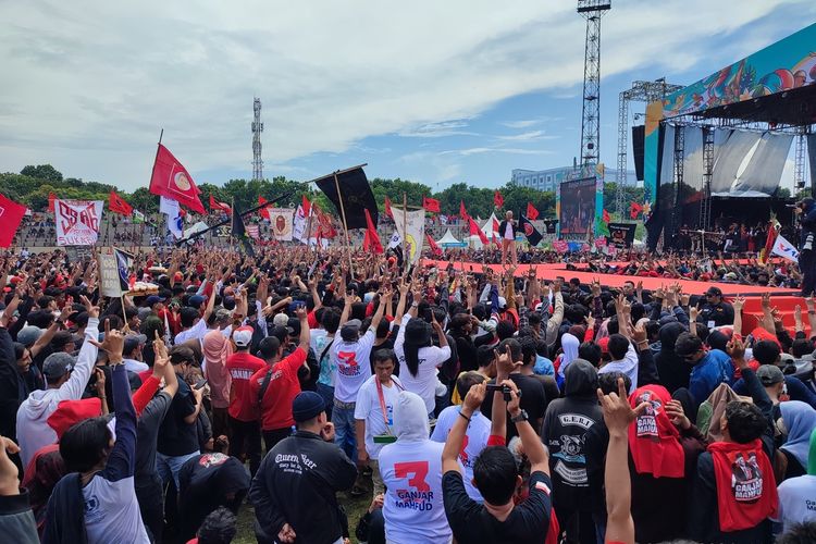Ganjar Pranowo Calon Presiden Nomor Urut 3 menggelar Kampanye Akbar bertajuk Hajatan Rakyat di Stadion Bima, Kota Cirebon, Sabtu (27/1/2024).