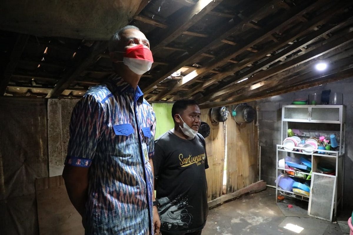 Ganjar Pranowo saat mengunjungi rumah Junaidi, seorang pedagang cilok, untuk memberikan bantuan RTLH sebesar Rp 20 juta dan bantuan sembako, Selasa (12/4/2022). 