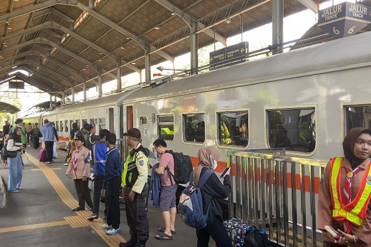 Jadwal kereta api Surabaya-Malang dari Stasiun Gubeng dan Stasiun Pasarturi secara urut sesuai waktu keberangkatan.
