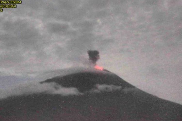 Gunung Ile Lewotolok erupsi disertai lontaran lava pijar.