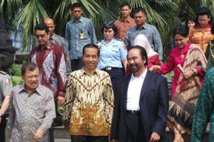 Presiden Joko Widodo terlihat (tengah, batik cokelat), terlihat berbincang dengan Wakil Presiden Jusuf Kalla (kiri, batik) dan Ketua Umum Partai Nasional Demokrat Surya Paloh (kanan, berjas), sebelum bertolak ke Beijing, China, Sabtu (8/11/2014).