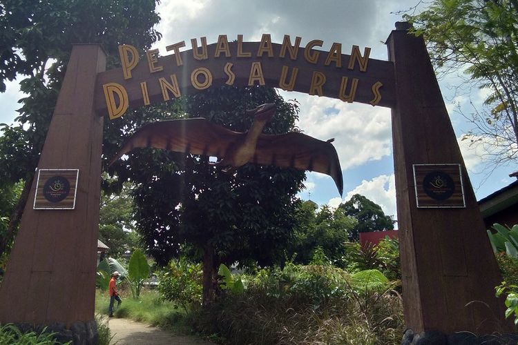 Wahana Petualangan Dinosaurus di Taman Legenda, Taman Mini Indonesia Indah, ramai dikunjungi wisatawan saat libur Lebaran 2017