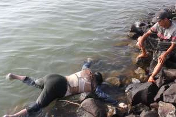 Mayat perempuan di pelabuhan Kendal.  Kompas.Com / slamet priyatin 