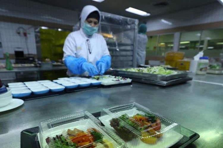 Aktivitas pekerja saat pengemasan makanan di Aerofood ACS di Bandara Soekarno Hatta, Tangerang, Rabu (30/11/2016). Aerofood merupakan anak perusahaan Garuda Indonesia yang bergerak menyediakan makanan untuk maskapai. 

