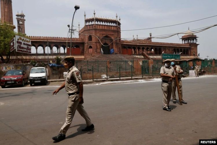 Polisi berdiri di depan Masjid Jama atau Masjidil Haram pada Jumat-ul-Vida atau Jumat terakhir bulan suci Ramadan, saat diberlakukannya lockdown di tengah pandemi Covid-19, di kawasan tua Delhi, India, 7 Mei 2021.