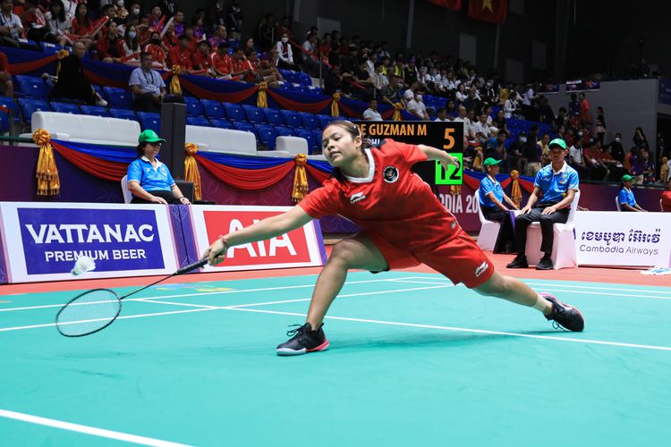 Tunggal putri Indonesia, Komang Ayu Cahya Dewi, saat bertanding melawan Filipina pada semifinal bulu tangkis SEA Games 2023 di Morodok Techo Badminton Hall, Rabu (10/5/2023). Tim bulu tangkis putri dan putra Indonesia kompak melaju ke final SEA Games 2023. Artikel ini berisi jadwal SEA Games 2023.