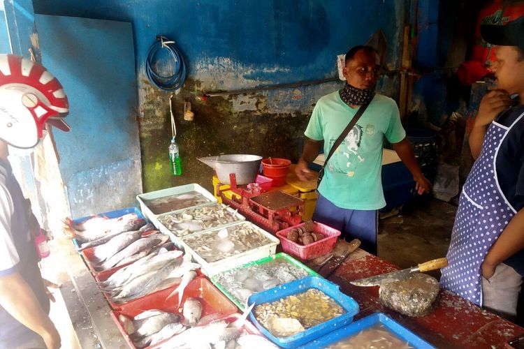 Kios ikan milik Firza Ramdani di Pasar Templek, Kota Blitar, Rabu (2/6/2021). Ikan laut langka dan mahal akibat air laut pasang dan gelombang tinggi selama gerhana bulan pekan lalu.