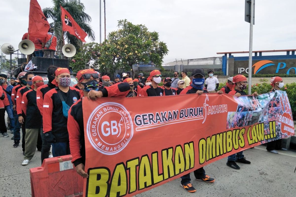 Masa GEBRAK yang berada di Tanjung Priok, Jakarta Utara, tengah bersiap menuju Gedung DPR, Senayan, untuk menggelar aksi penolakan dan pembatan RUU Cipta Kerja.