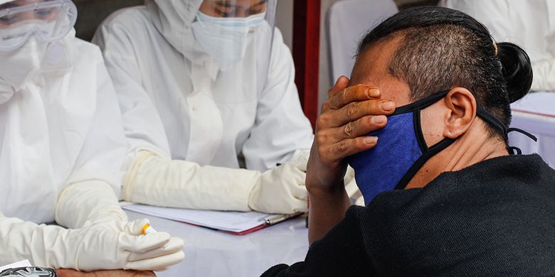 Warga mengikuti rapid test covid-19 massal yang digelar Badan Intelijen Negara di Pasar Bogor, Senin (11/5/2020). Sebanyak 500 orang warga mengikuti rapid test ini guna mencegah penyebaran virus corona.