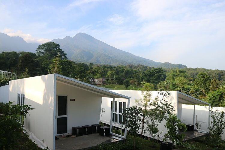 Pemandangan Gunung Salak di belakang glamping Leuweung Geledegan Ecolodge, Bogor, Minggu (8/12/2019). Glamping ini menawarkan suasana alam khas kaki Gunung Salak.