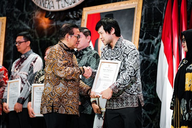 Gubernur DKI Jakarta Pramono Anung saat memberikan penghargaan kepada para wajib pajak. 