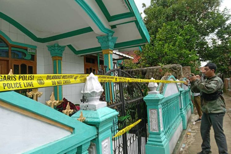 Polisi memasang garis polisi di lokasi kejadian seorang istri di Kabupaten Cianjur, Jawa Barat tewas di tangan suami dengan cara disiram dengan air keras.