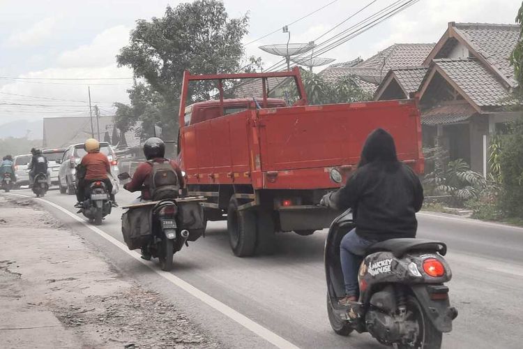 Hujan abu tebal terpantau melanda sebagian wilayah Kecamatan Tegalrejo Kabupaten Magelang, Jawa Tengah, akibat erupsi Gunung Merapi, sejak pukul 13.00 WIB, Sabtu (11/3/2023).