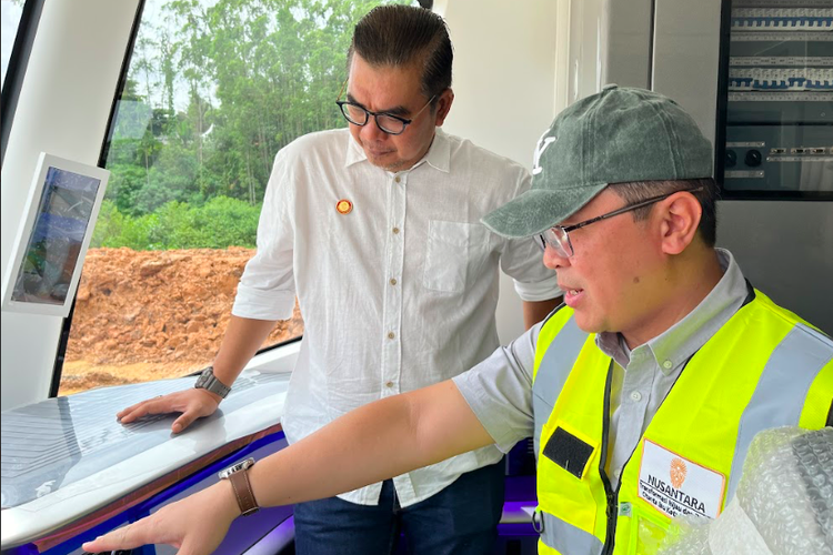 Deputi Bidang Transformasi Hijau dan Digital OIKN Mohammed Ali Berawi dan Direktur Pengembangan Ekosistem Digital Tonny Agus Setiono berada di dalam ruang kemudia Trem Otonom Terpadu yang tengah diuji coba di Ibu Kota Nusantara (IKN).