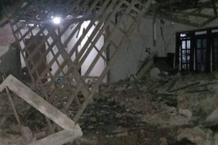 Rumah Hasim hancur akibat ledakan bahan peledak Bom Ikan, Senin (17/10/2022) malam.