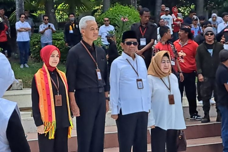 Pasangan bakal calon presiden dan calon wakil presiden, Ganjar Pranowo-Mahfud MD, saat berorasi di depan pendukungnya di Monumen Proklamasi, Jakarta, Kamis (19/10/2023).