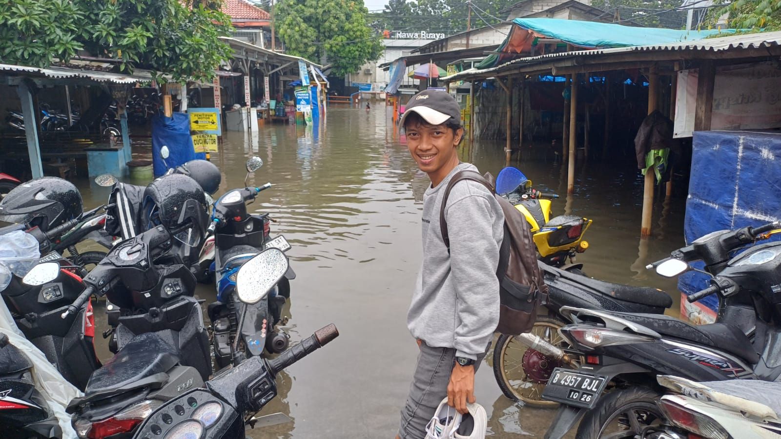 Banjir di Depan Stasiun Rawa Buaya Berdampak ke Penumpang Kereta