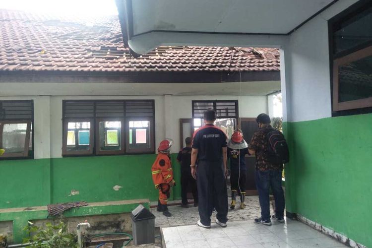 TERBAKAR—Tim pemadam sementara memadamkan api yang membakar ruang kelas SMAN 1 Wungu, Kabupaten Madiun, Jumat (11/9/2020).