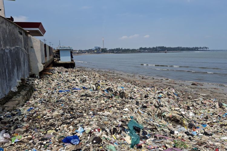 Kondisi Pantai Teluk Labuan di Kabupaten Pandeglang, Provinsi Banten yang kembali dipenuhi sampah setelah satu tahun dibersihkan, Senin (22/4/2024).