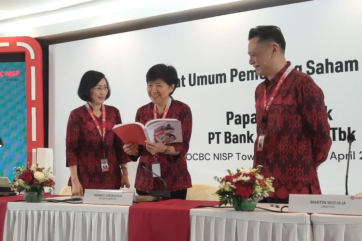 Jajaran direksi OCBC NISP, di Jakarta Selasa (11/4/2023)