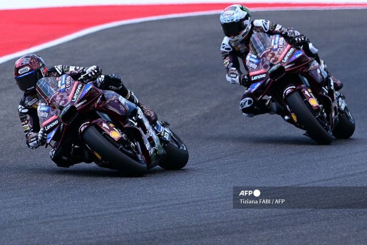 Pebalap MotoGP dari Tim Ducati Lenovo Marc Marquez mengemudikan sepeda motornya di depan Francesco Bagnaia pada MotoGP Italia 2025 di Sirkuit Mugello, di Mugello, dekat Florence, pada 22 Juni 2025.