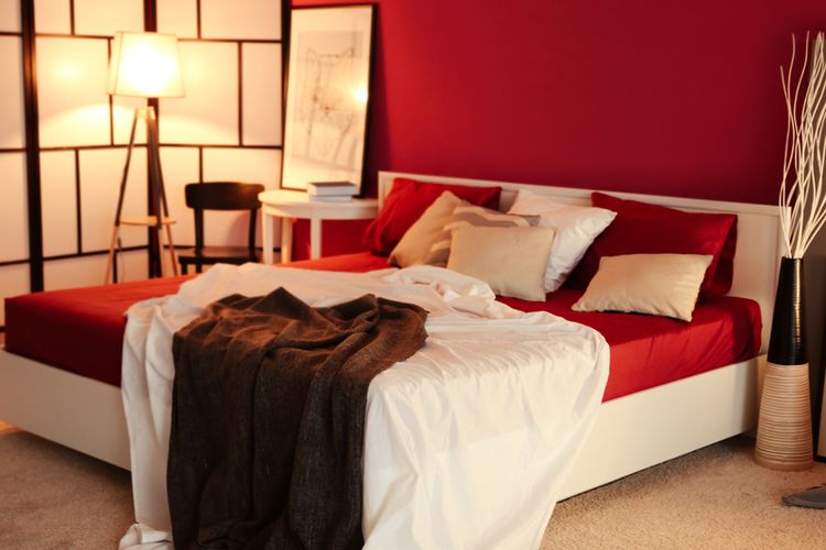 Ilustrasi kamar tidur dengan nuansa warna merah. 