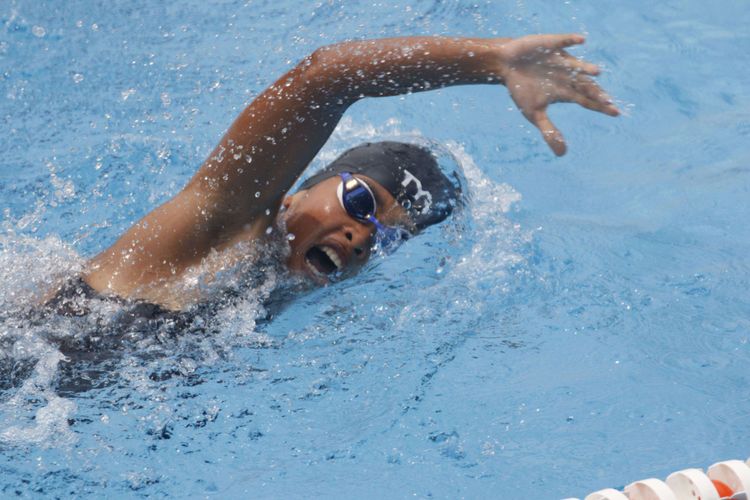 Perenang Indonesia Adrianida Saleh memacu kecepatan saat bertanding cabang olahraga Modern Pentathlon Asian Games ke-18 Tahun 2018 di SMA Adria Pratama Mulya, Tigaraksa, Kabupaten Tangerang, Banten, Jumat (31/8/2018). Adrianida berada pada posisi 10 dengan catatan waktu 2 menit dan 21.39 detik.