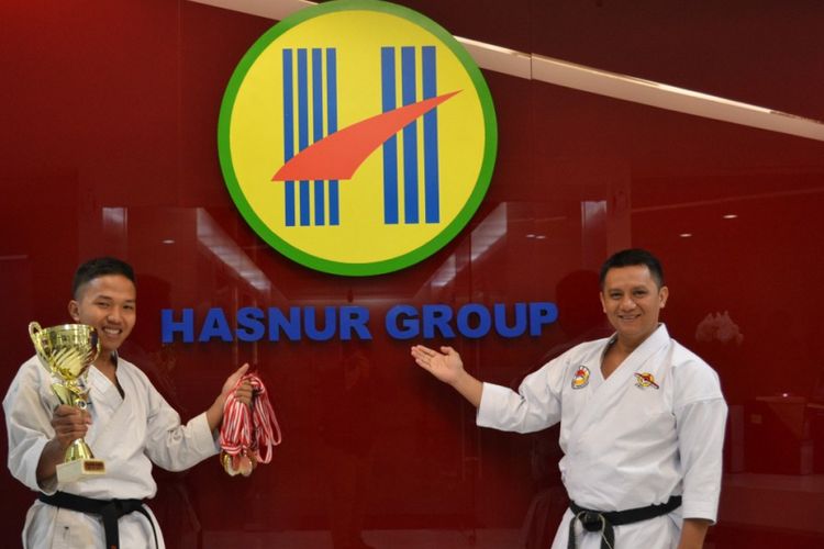 Juara dunia karate asal Indonesia, fauzan (kiri) mendapat beasiswa pendidikan dari Hasnur Group. Sebelah kanan, Komisaris Hasnur Group Hasnuryadi Sulaiman.


