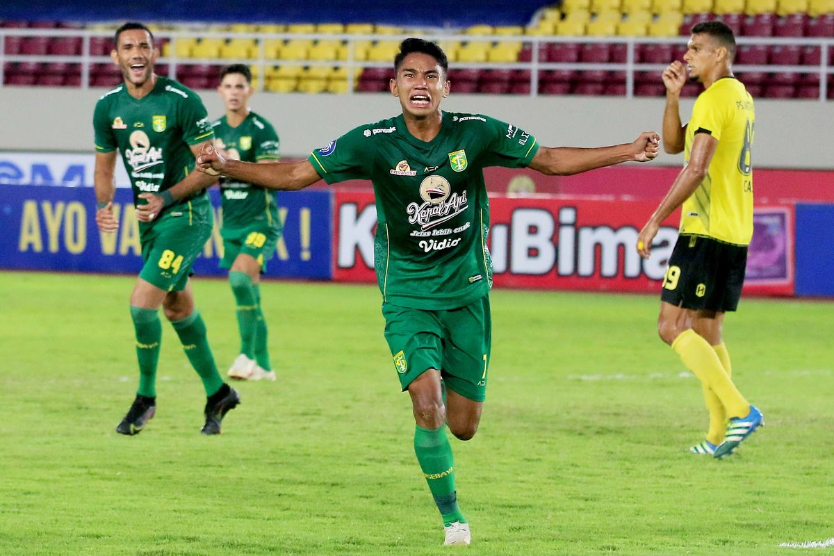 Selebrasi pemain Persebaya Surabaya Marselino Ferdinan seusai menjebol gawang Barito Putera saat pertandingan pekan 15 Liga 1 2021-2022 yang berakhir dengan skor 2-0 di Stadion Manahan Solo, Sabtu (4/11/2021) malam.