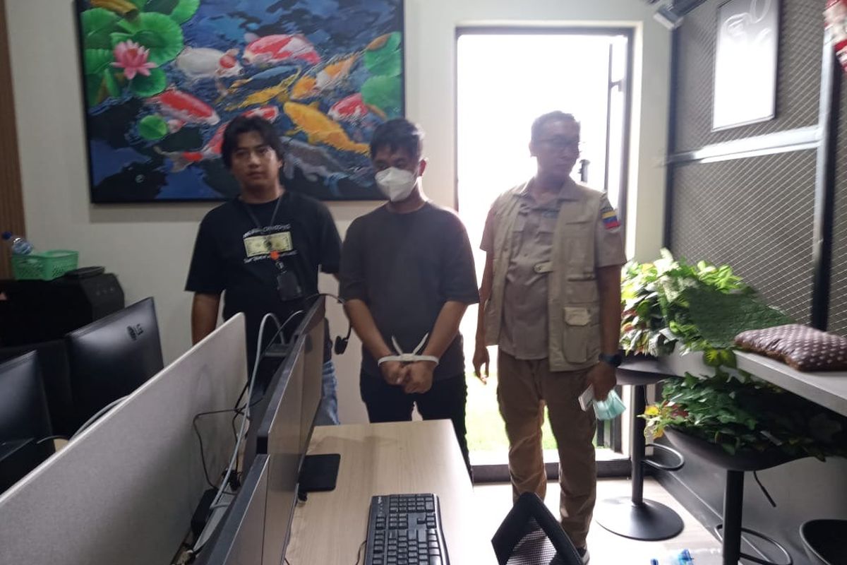 Polisi Geledah Ruko di Bekasi yang jadi Markas Judol Milik Pegawai Komdigi