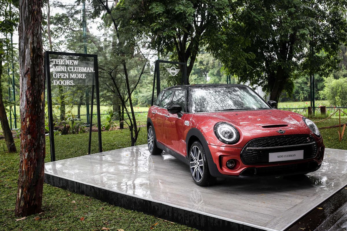 New MINI John Cooper Works yaitu: MINI JCW Clubman dan MINI JCW Countryman saat peluncuran di Acta Brasserie, Senayan, Jakarta, Jumat (14/2/2020). New MINI Clubman hadir dalam dua varian: MINI Cooper Clubman dan MINI Cooper S Clubman, masing masing ditawarkan dengan harga Rp.705.000.000,- dan Rp. 875.000.000,- off-the-road. Kedua kendaraan ini memiliki fungsionalitas tingkat tinggi serta penggunaan ruang dengan cara kreatif yang merupakan ciri khas kendaraan MINI.