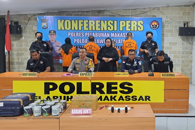 Kapolres Pelabuhan Makassar, AKBP Restu Wijayanto (tengah) bersama Kasat Narkoba, Kabid Labfor Polda Sulsel dan Kasi Humas Polres Pelabuhan saat merilis pengungkapan sabu 6,7 kg di Aula Mapolres Pelabuhan Makassar, Sabtu (20/7/2024)
