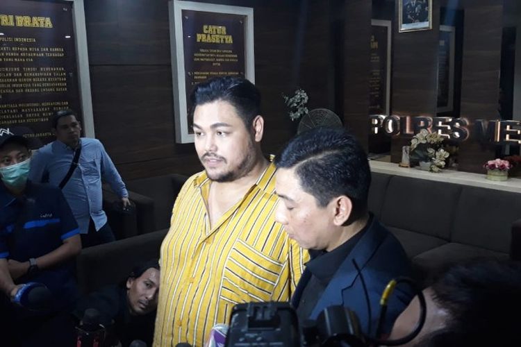 Presenter sekaligus desainer Ivan Gunawan usai menjalani pemeriksaan sebagai saksi atas kasus narkoba yang menjerat asisyennya AJA (36) di Polres Metro Jakarta Barat pada Kamis (17/1/2019).