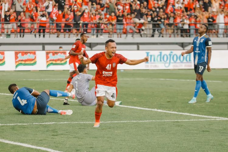 Selebrasi winger Bali United, Irfan Jaya, seusai membobol gawang Visakha FC pada laga Grup G Piala AFC atau AFC Cup 2022. Pertandingan Visakha FC vs Bali United berlangsung di Stadion Kapten I Wayan Dipta, Gianyar, Bali, pada Senin (27/6/2022) sore WIB.