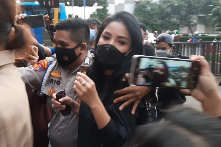 Nindy Ayunda saat keluar menuju mobil setelah menjalani pemeriksaan sebagai saksi kasus narkoba suaminya di Mapolres Jakarta Barat, Selasa (19/1/2021)