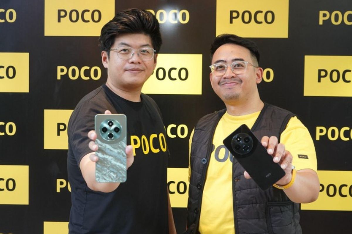 (Kiri-kanan) Jeksen, Product Marketing Manager POCO Indonesia dan Abee Hakiim, Product PR Manager POCO Indonesia yang sedang memegang Poco C75 yang sudah resmi dirilis di Indonesia pada Kamis (31/10/2024)