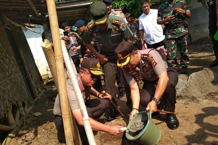 Kapolda Jabar Irjen Pol Agung Budi Maryoto melakukan peletakan batu pertama pembangunan rumah Mak Nameh, Minggu (12/11/2017).