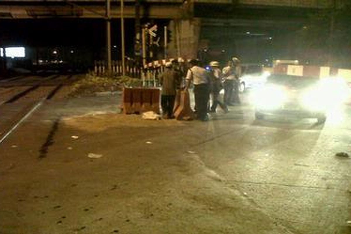 Lokasi tertabraknya seorang pejalan kaki di pelintasan kereta api Palmerah, Jakarta, Sabtu (27/10/2012)