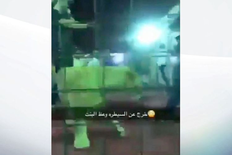 Potongan gambar video memperlihatkan seekor singa yang menjadi bagian atraksi Festival Jeddah Spring di Arab Saudi tiba-tiba melompat ke arah penonton, dan menyerang gadis kecil yang ada di sana.
