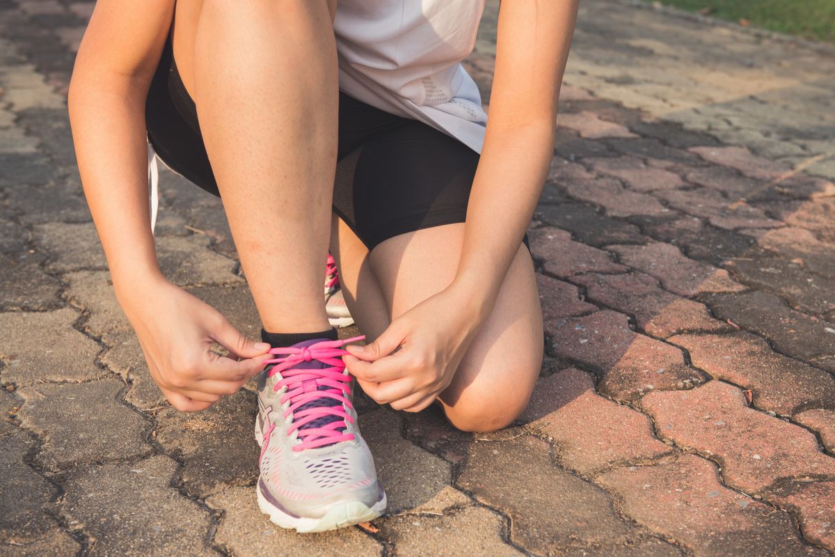 Salah satu jenis olahraga ringan di pagi hari untuk menurunkan berat badan adalah jogging.