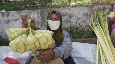 Cerita Ratna Penjual Kulit Ketupat di Jambi: Sudah Bagian Hidup Saya