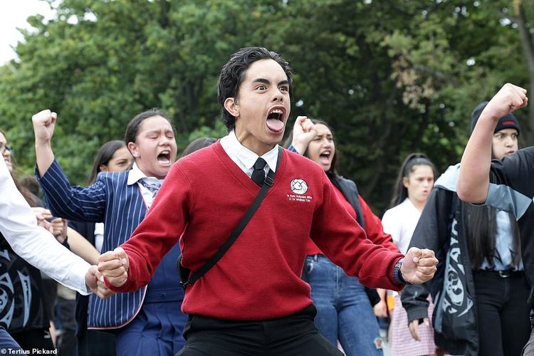 Salah seorang siswa menampilkan Haka, tarian tradisional Suku Maori sebagai bentuk penghormatan bagi korban tewas aksi teror di masjid Selandia Baru Jumat (15/3/2019).