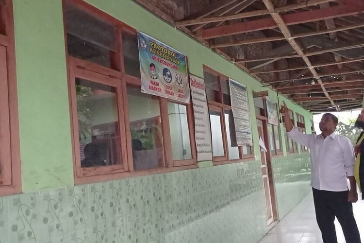 Kondisi atap SDN 1 Kedungmiri yang hampir runtuh karena kayu penyangga atap habis dimakan rayap. Meski membahayakan siswa namun pihak sekolah masih nekat menggunakan 2 ruang kelas yang membahayakan untuk kegiatan belajar mengajar karena kekurangan ruang kelas.