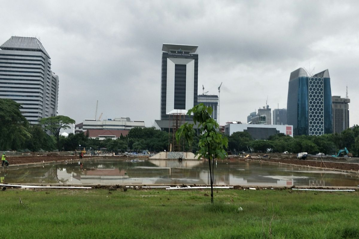 Proyek revitalisasi kawasan Monas, Jakarta Pusat, di sisi selatan area tersebut tetap berjalan, Jumat (24/1/2020), meskipun belum mengantongi izin dari Komisi Pengarah Pembangunan Kawasan Medan Merdeka.