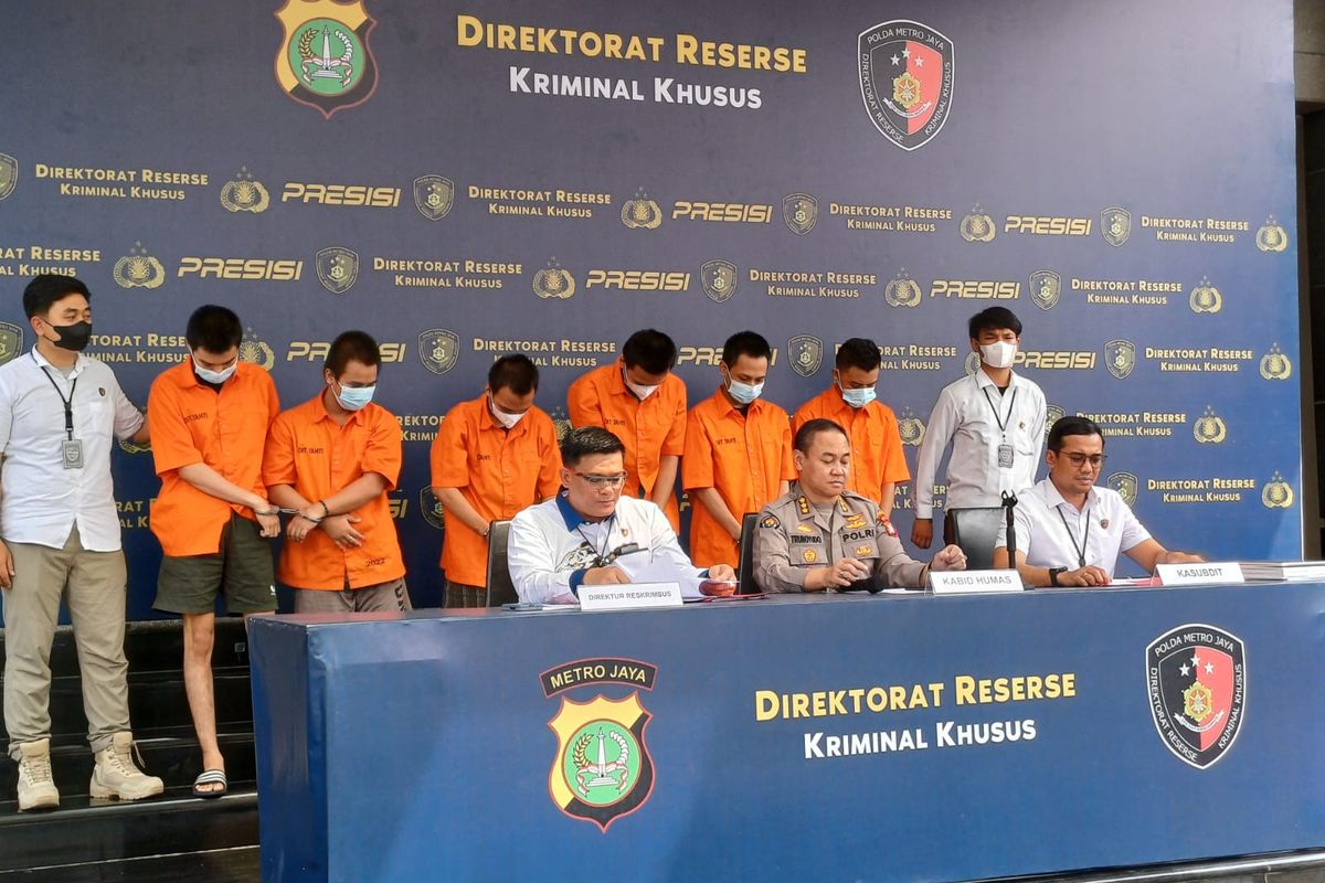 6 orang tersangka yang diperlihatkan polisi dalam kasus provokator untuk mengajak tawuran sekaligus menjual senjata tajam (sajam) di media sosial, Senin (18/9/2023).