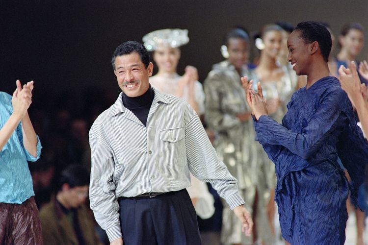 Desainer asal Jepang, Issey Miyake mendapatkan aplaus dari model dan penonton setelah memamerkan koleksi Spring Summer 1992 di Paris. Miyake dikabarkan meninggal dunia pada usia 84 tahun. 
n