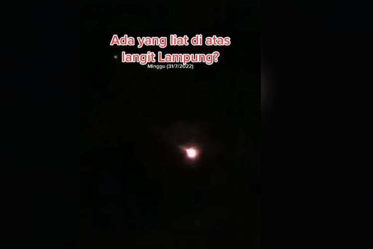 Tangkapan layar TikTok benda asing menyala-nyala di langit Lampung