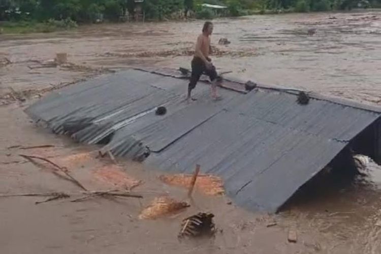 Syahdan warga Kecamatan Sumbawa turut terbawa arus banjir bandang bersama rumahnya Jumat (9/2/24)